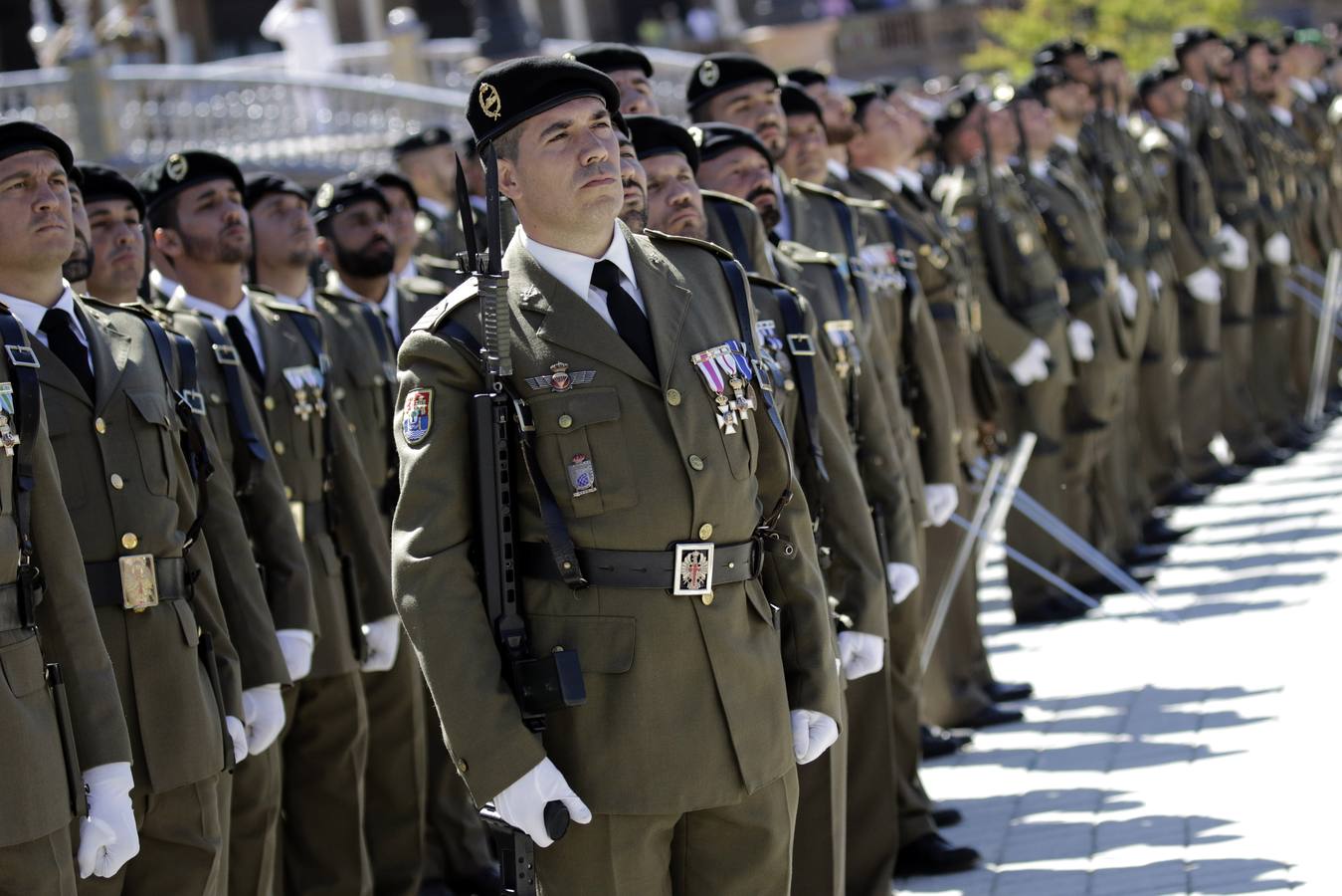 En imágenes, la Jura de Bandera civil en la Plaza de España