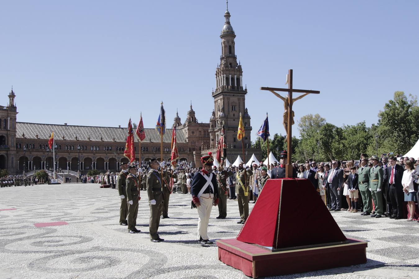 En imágenes, la Jura de Bandera civil en la Plaza de España