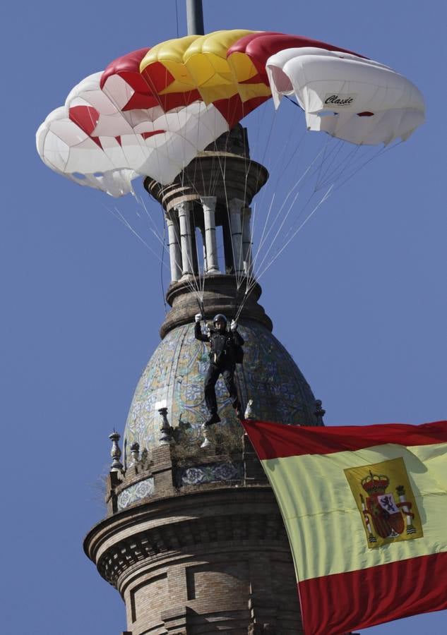 En imágenes, la Jura de Bandera civil en la Plaza de España