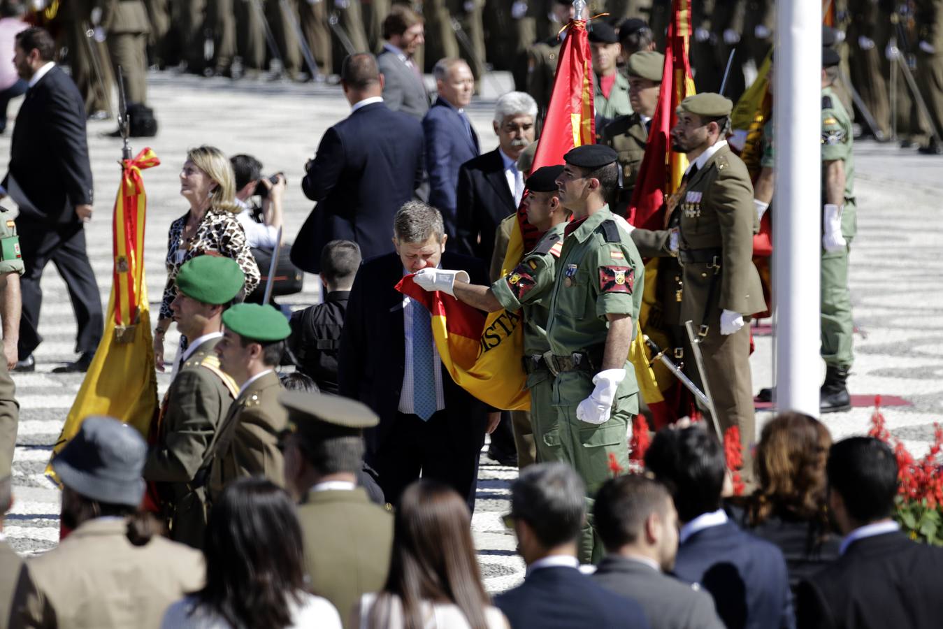 En imágenes, la Jura de Bandera civil en la Plaza de España