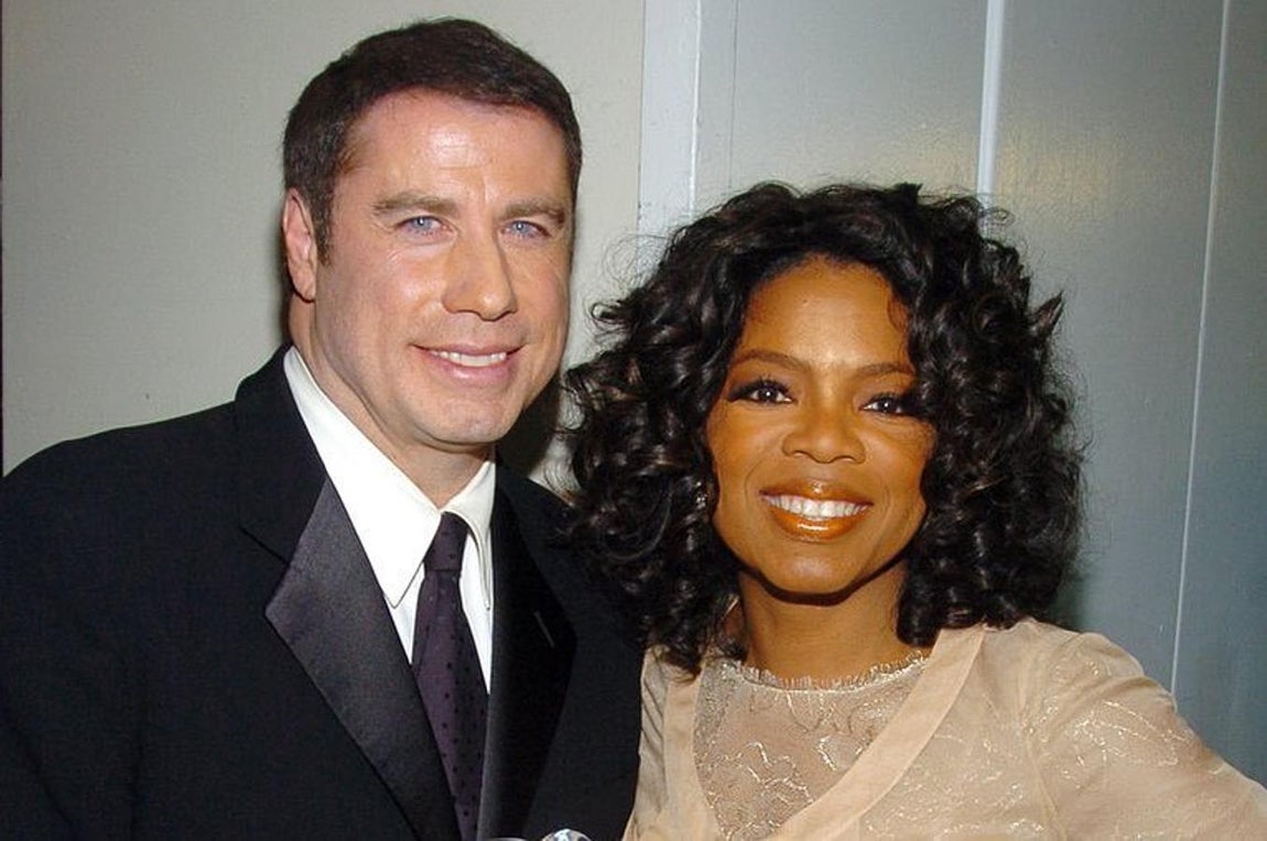 John Travolta. Parece que el actor quiere seguir siendo ese Danny Zuko que interpretó en 1978 en la película de ‘Grease’ si tenemos en cuenta que, aunque no hay ni rastro de su característico tupé, lo poco que queda de éste sigue siendo del tono azabache de entonces.