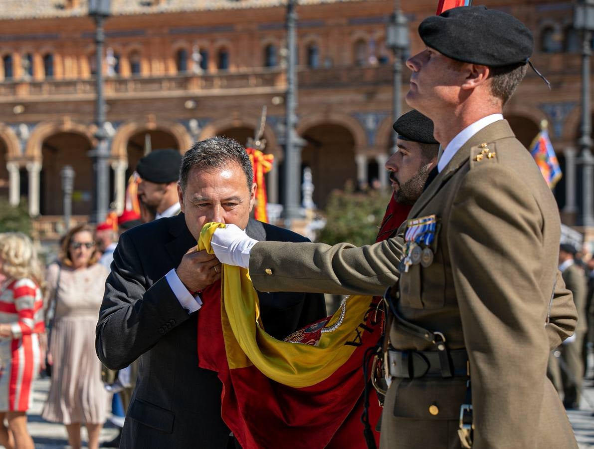 En imágenes, la Jura de Bandera civil en la Plaza de España