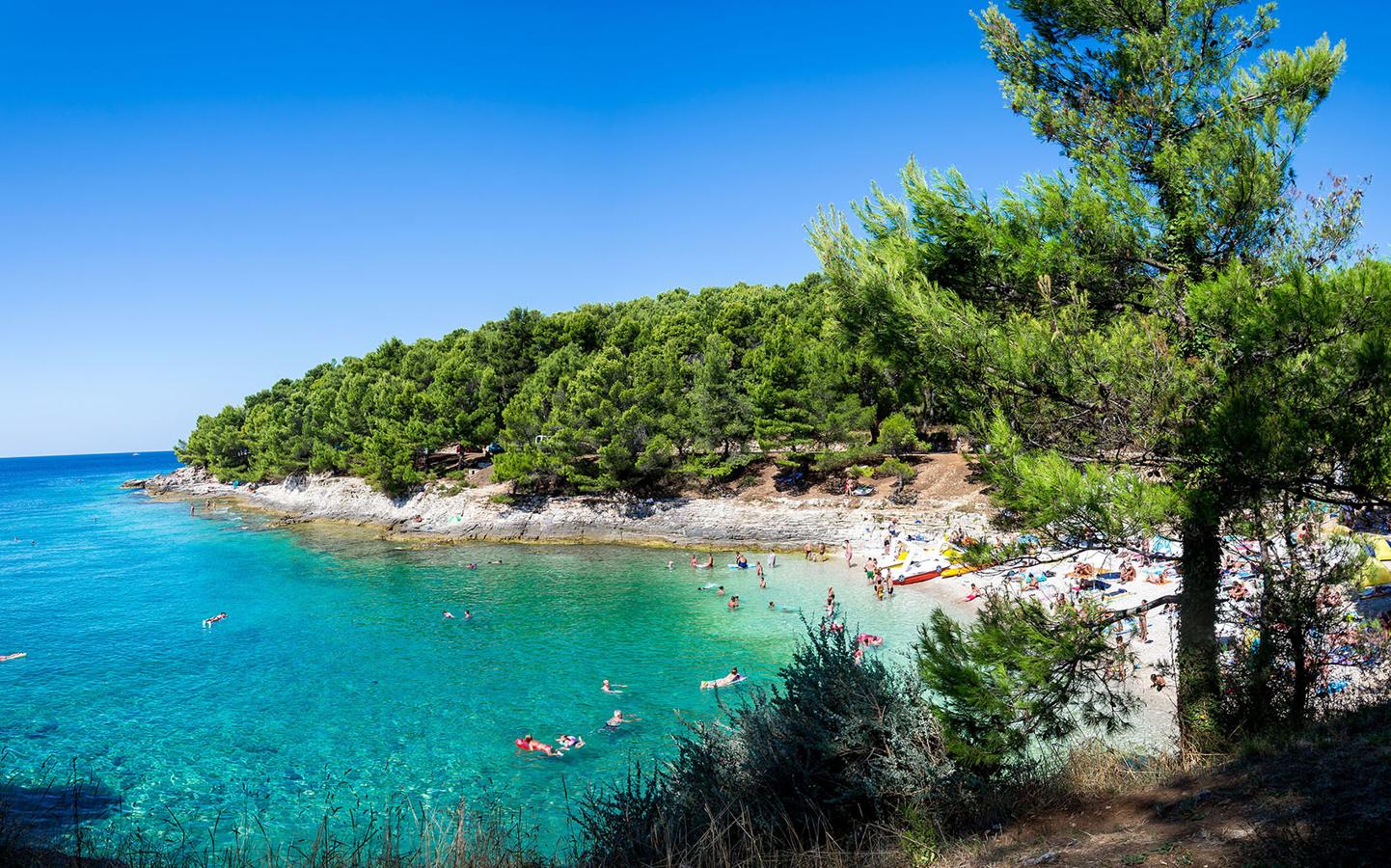 Istria, Croacia. Ofrece historia (el imponente anfiteatro romano de Pula y los mosaicos de Poreč, catalogados por la Unesco, para empezar), playas, ciclorutas gourmet en primavera, festivales musicales en verano y excursiones en busca de trufas en otoño. El aumento del número de conexiones aéreas europeas hace que ahora esta península en forma de corazón sea más fácil de visitar que nunca.