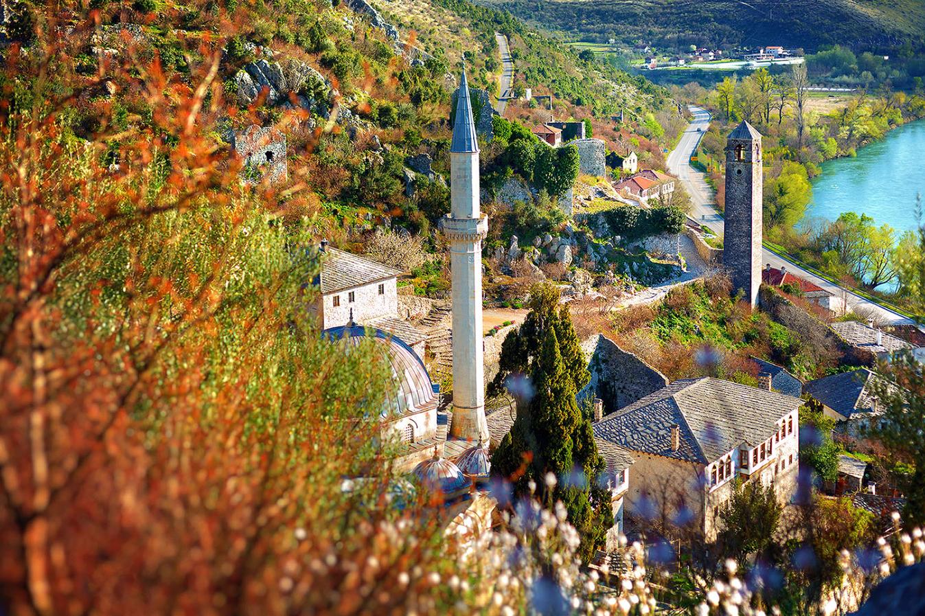 Herzegovina, Bosnia y Herzegovina. Para entretenerse por las calles de la medieval Počitelj, explorar los túneles de viento naturales de Vjetrenica, ir de excursión a Lukomir, un pueblo típico de montaña, o recorrer la ruta ciclista CIRO; actividades que ofrecerán una nueva perspectiva de esta región de postal.