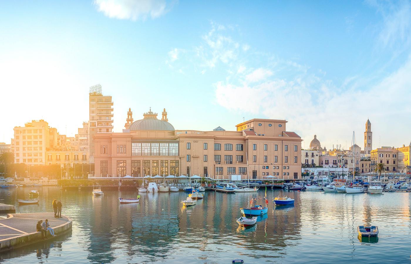 Bari. “Rebosa alegría (…). Su revitalizado casco antiguo marca la pauta, con las anttiguas tiendas reemplazadas por restaurantes familiares (…). Se reabren espacios culturales, desde el ornamentado Teatro Piccinni y el modernista Teatro Margherita hasta hoteles patrimoniales que antes estaban condenados, como el Oriente.”