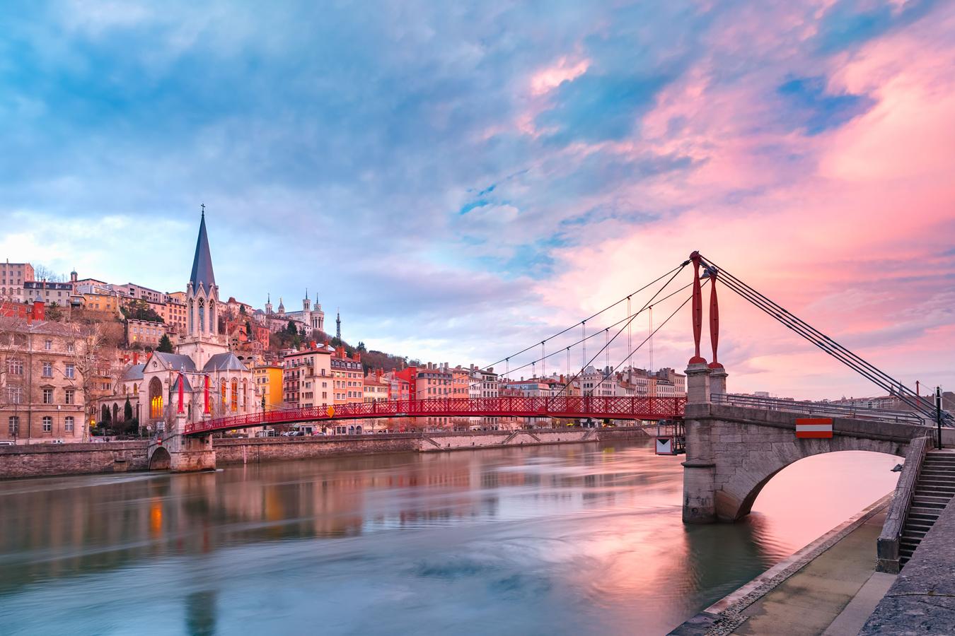 Lyon, Francia. Destinada a convertirse en la nueva ciudad francesa favorita del turismo internacional, Lyon acapara la atención global al convertirse en la sede de las finales de la Copa Mundial Femenina de Fútbol de la FIFA el próximo mes de julio. “Bella”, “Rica en gastronomía” y “culta”, Lyon ha recibido el reconocimiento de la Unión Europea a sus esfuerzos por un turismo accesible y sostenible.