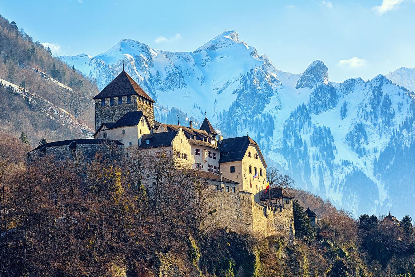 Liechtenstein. Recorrer un país entero en un fin de semana es posible gracias al Liechtenstein Trail, creado como parte de las celebraciones del 300o aniversario de Liechtenstein como nación soberana. Esta ruta senderista de 75 km “serpentea entre picos y pastos” pasando por los 11 municipios del país.