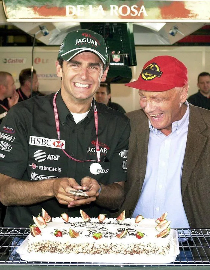 Tras su retirada en 1985, Lauda siguió muy unido a la Fórmula 1, llegando a dirigir la escudería Jaguar Racing entre 2011 y 2002.. 
