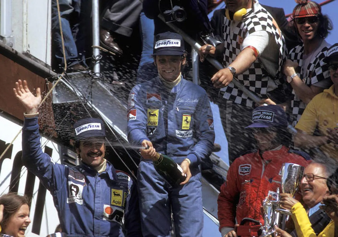 Niki Lauda se codeó a lo largo de su vida con los mejores pilotos de la historia. En imagen, copa lo más alto del podio junto a Regazzoni y Emerson Fitipaldi. 