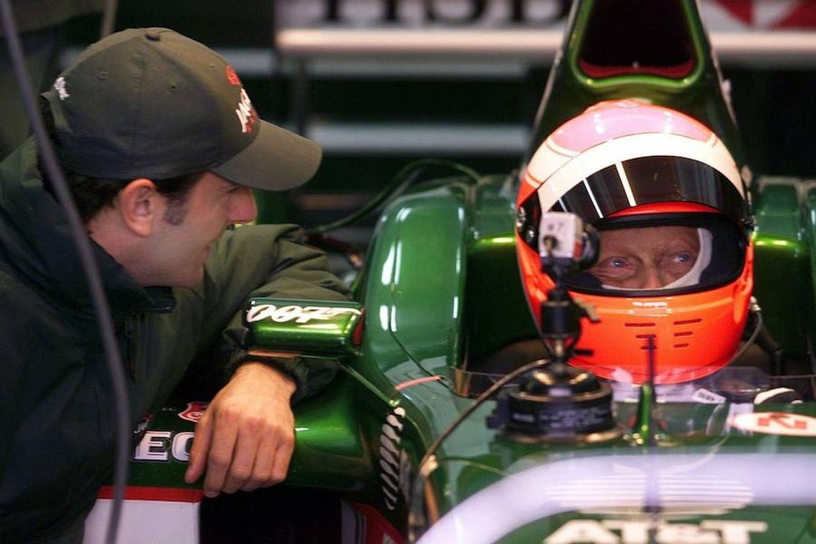 Tal era su pasión por el automovilismo, que a pesar de estar retirado era habitual verle subido a los monoplazas. 