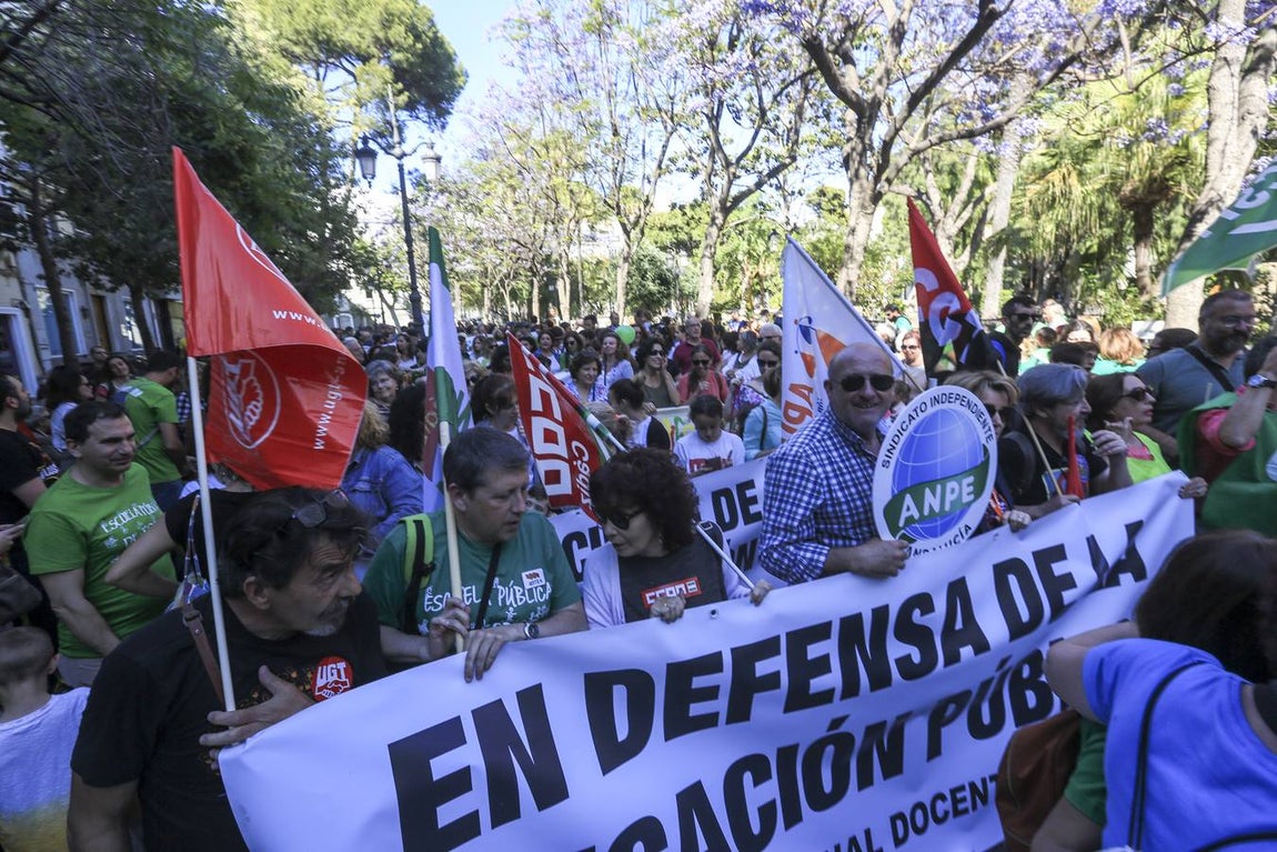 FOTOS: Manifestación en Cádiz contra el «desmantelamiento» de la escuela pública