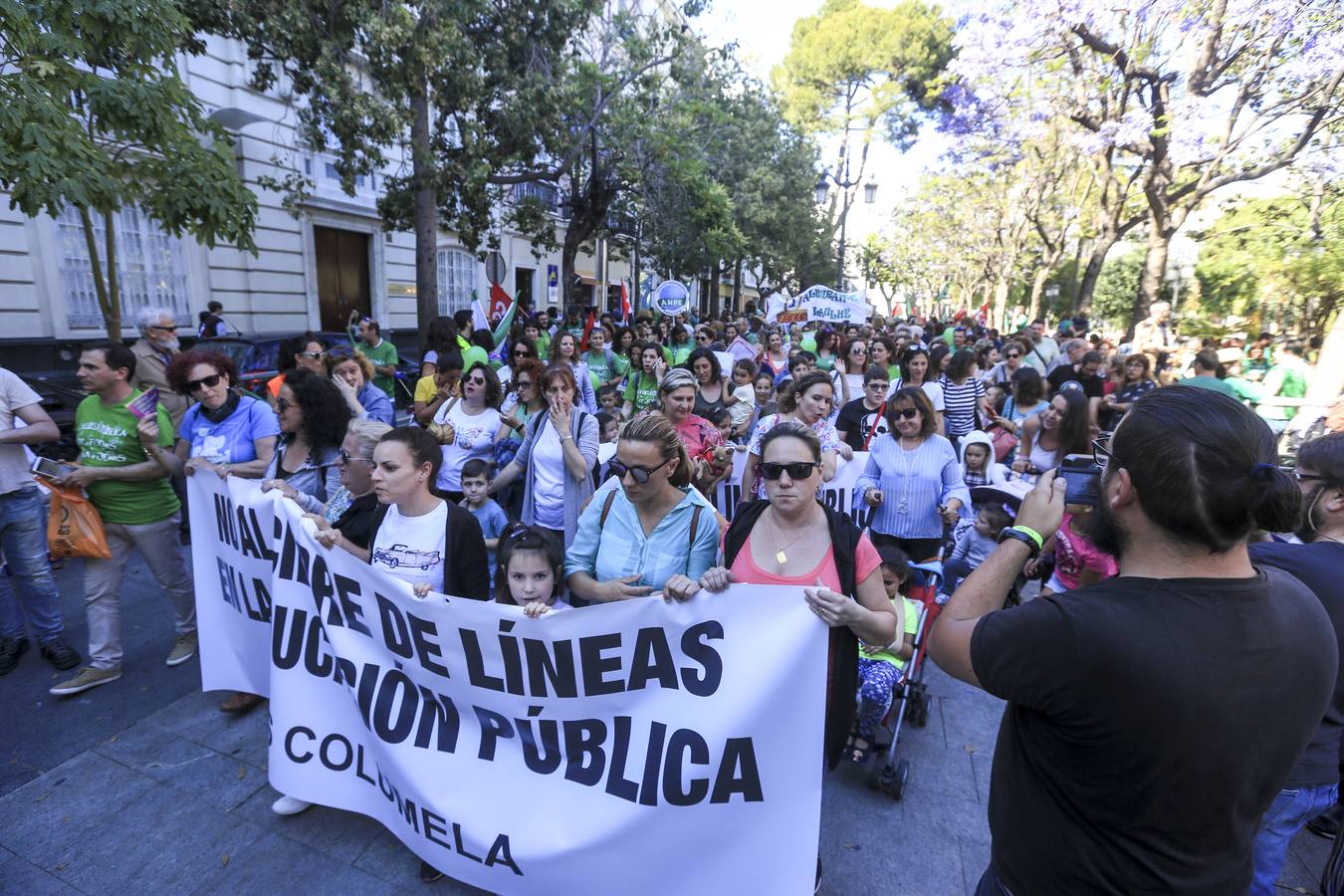 FOTOS: Manifestación en Cádiz contra el «desmantelamiento» de la escuela pública