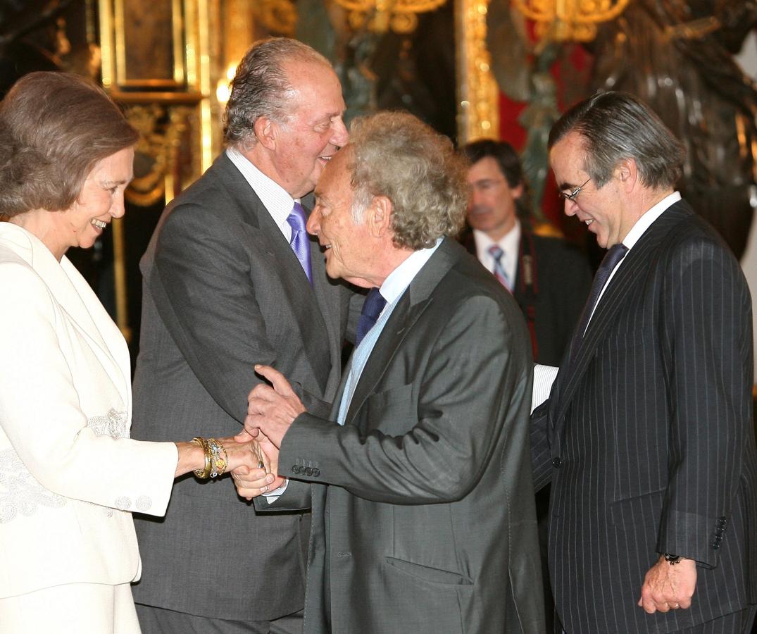 Eduard Punset saluda a Doña Sofía, durante la recepción en el Palacio Real el día de la Fiesta de la Hispanidad en 2007.. 