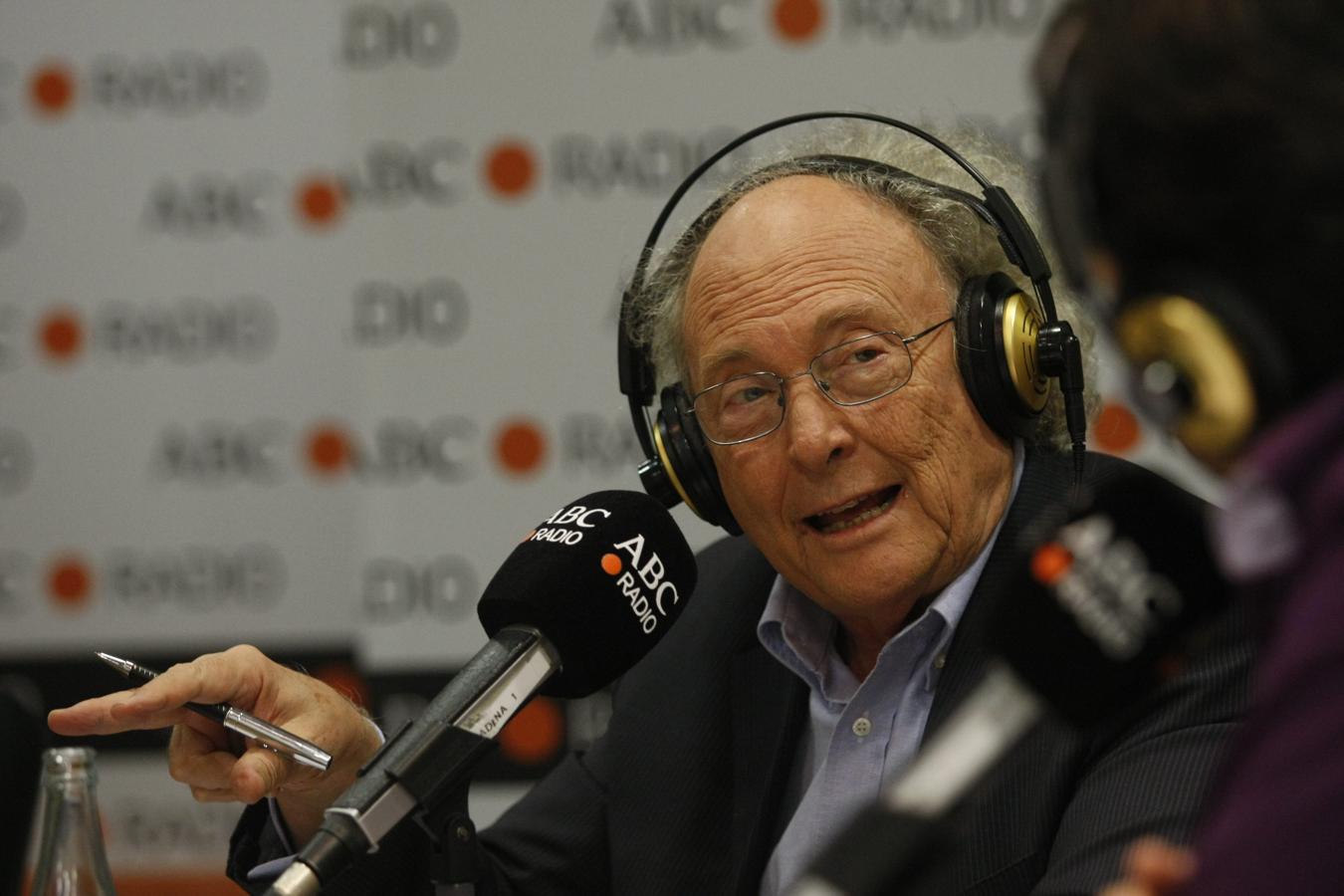 Eduard Punset interviene en un programa de la extinta ABC Punto Radio.. 