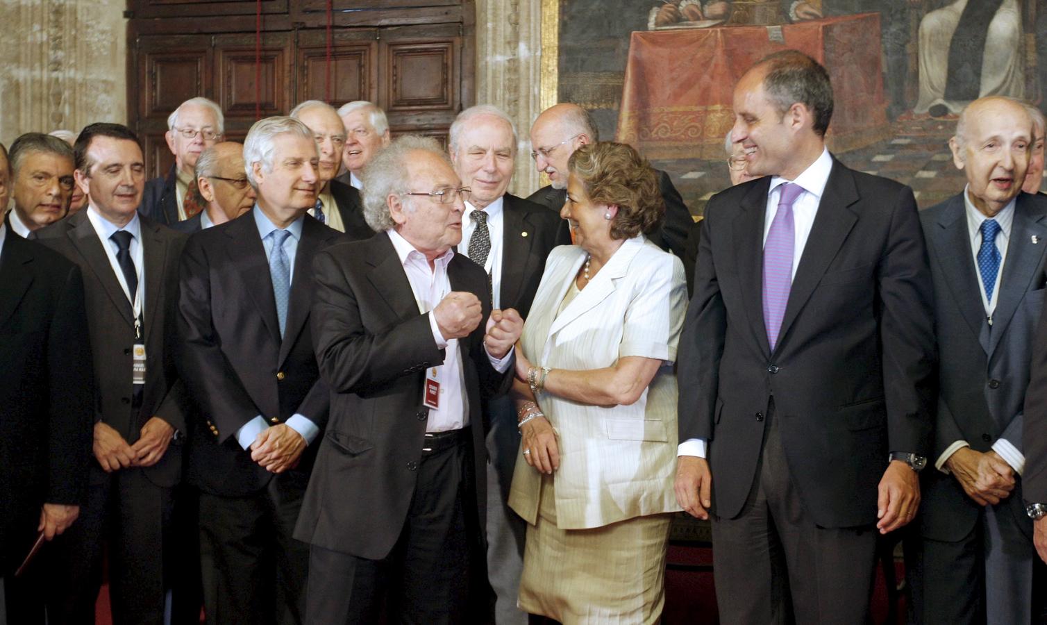 El president de la Generalitat valenciana, Francisco Camps (2d), y la alcaldesa de Valencia, Rita Barberá, saludan al divulgador científico Eduard Punset, durante la proclamación de los ganadores de los Premios Jaime I en las categorías de Investigación Básica, Investigación Médica, Economía, Emprendedor, Protección del Medio Ambiente, Nuevas Tecnologías, y Urbanismo, Paisaje y Sostenibilidad. Año 2010.. 