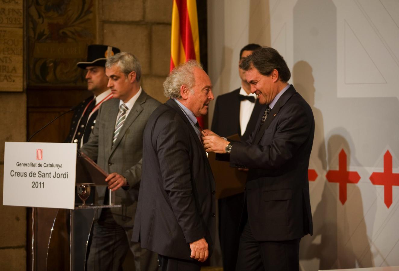 Artur Mas coloca la Cruz de Sant Jordi a Eduard Punset, en 2011.. 