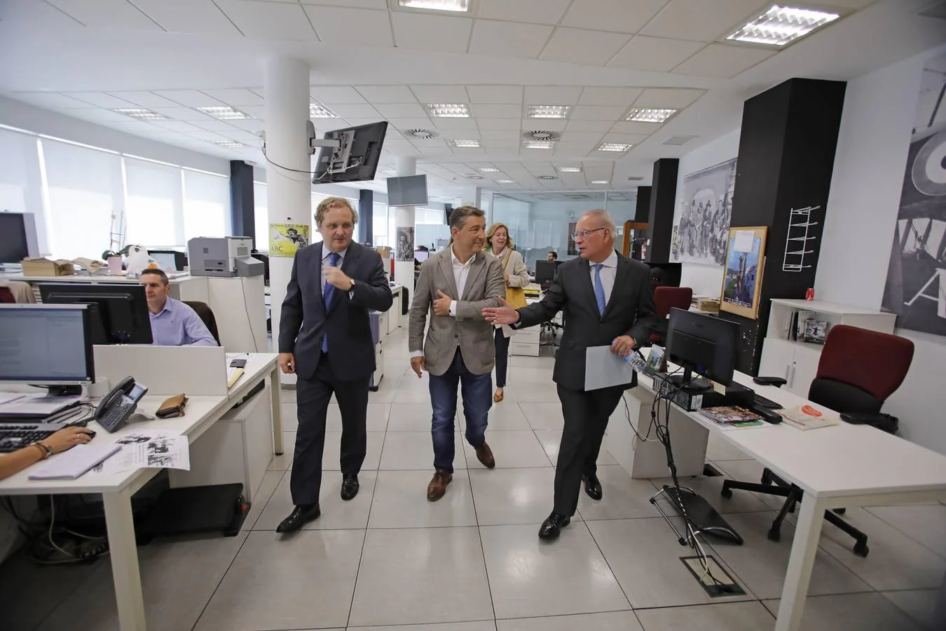 Joan Roca junto a Ignacio Ybarra y Álvaro Ybarra en la redacción de ABC de Sevilla