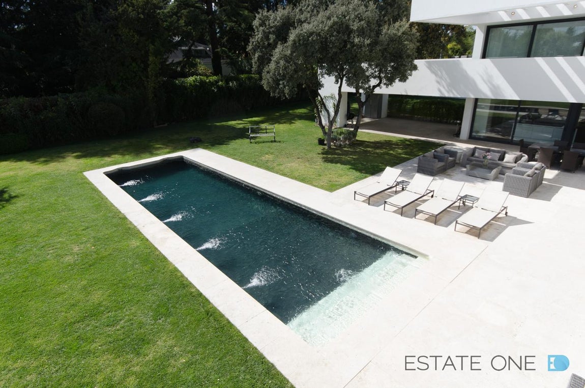 ¿Por qué se muda?. La casa, a pesar de contar con todas las comodidades, no se adapta a las necesidades de su hijo pequeño, Kike, con parálisis cerebral y el aristócrata busca un nuevo hogar que se adapte a las necesidades del pequeño