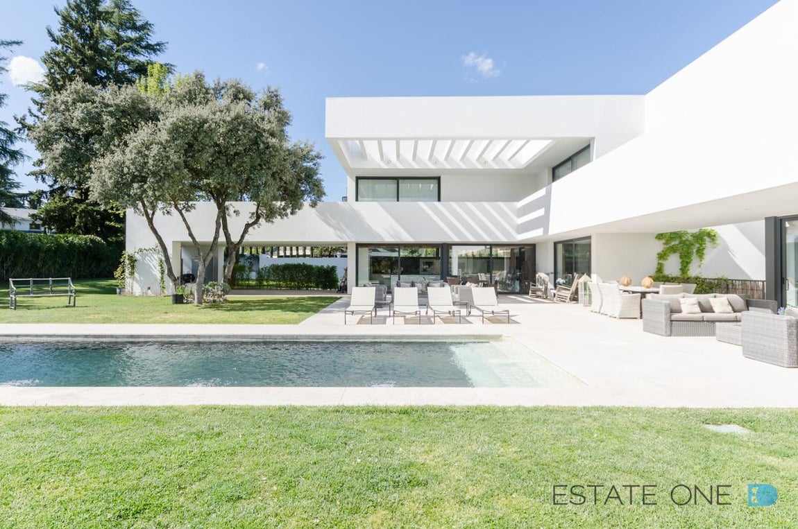 Del alquiler a la venta. Después de la exposición mediática de la finca, su propietario decidió que era un buen momento para venderla. La vivienda está en un barrio muy exclusivo y el ambiente del barrio es idóneo para todo aquel que desee disfrutar de un estilo de vida elevado