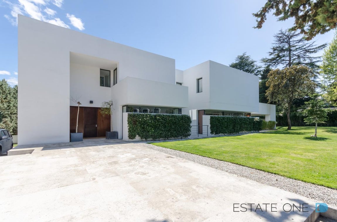 Distribución. La vivienda cuenta con seis habitaciones, seis baños, amplios jardines y piscina