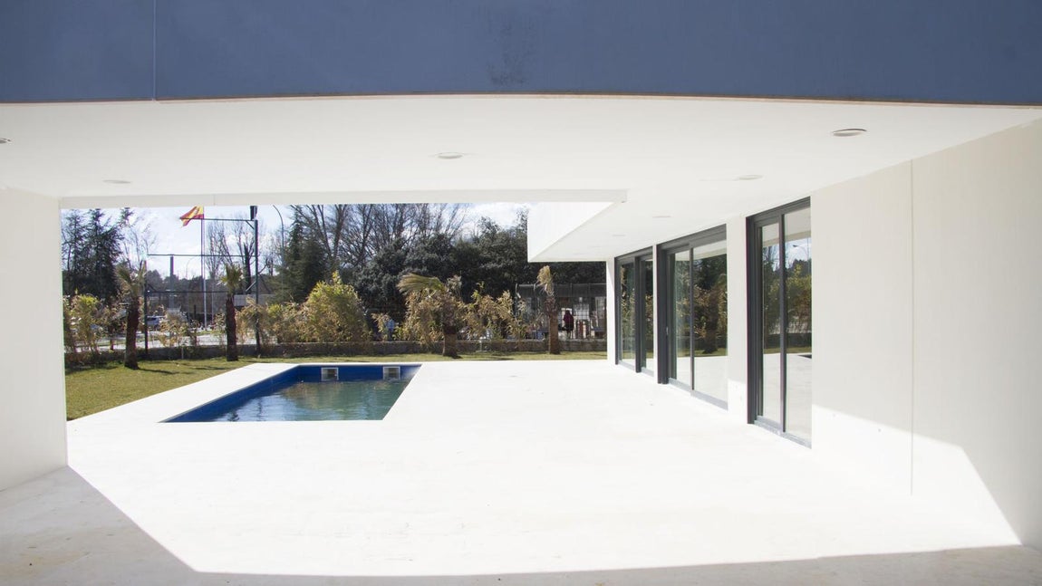 Un proyecto en construcción. La actriz visitó la semana pasada esta vivienda, pero todos los indicios apuntan a que su deseo es construir de cero un inmueble similar en la parcela que el año pasado se compró en Villafranca del Castillo, a escasos metros de su vivienda familiar. El objetivo: que su hija viva cerca de su padre