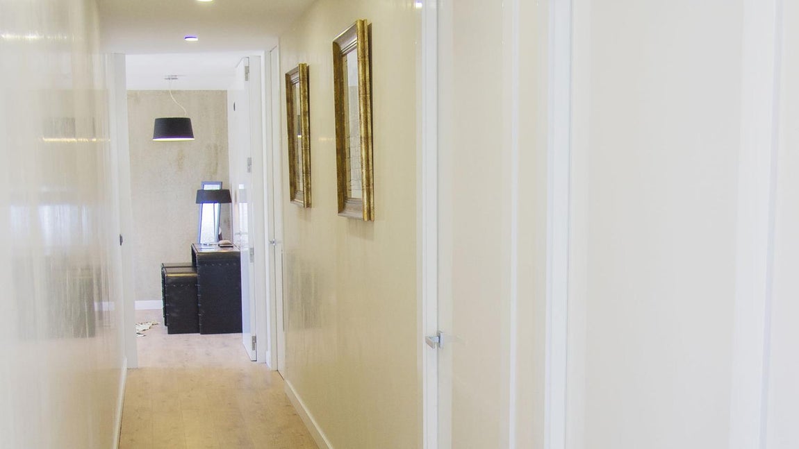 De momento, independiente. La actriz no se plantea, por el momento, vivir con su actual pareja.Tampoco sería posible hacerlo porque su deriva profesional se lo impide. Todo apunta a que este proyecto de vida está enfocado a reconstruirse y luchar por el bienestar de su hija Daniela