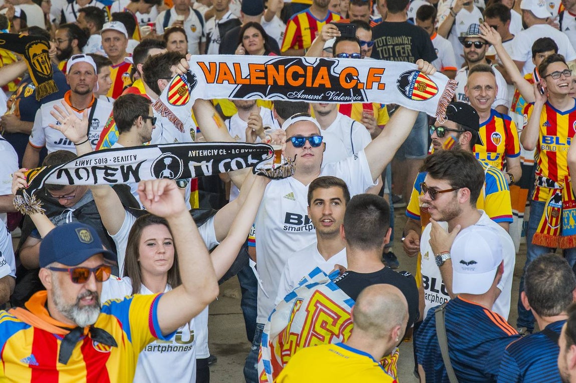 Las aficiones disfrutan de la previa de la Copa del Rey