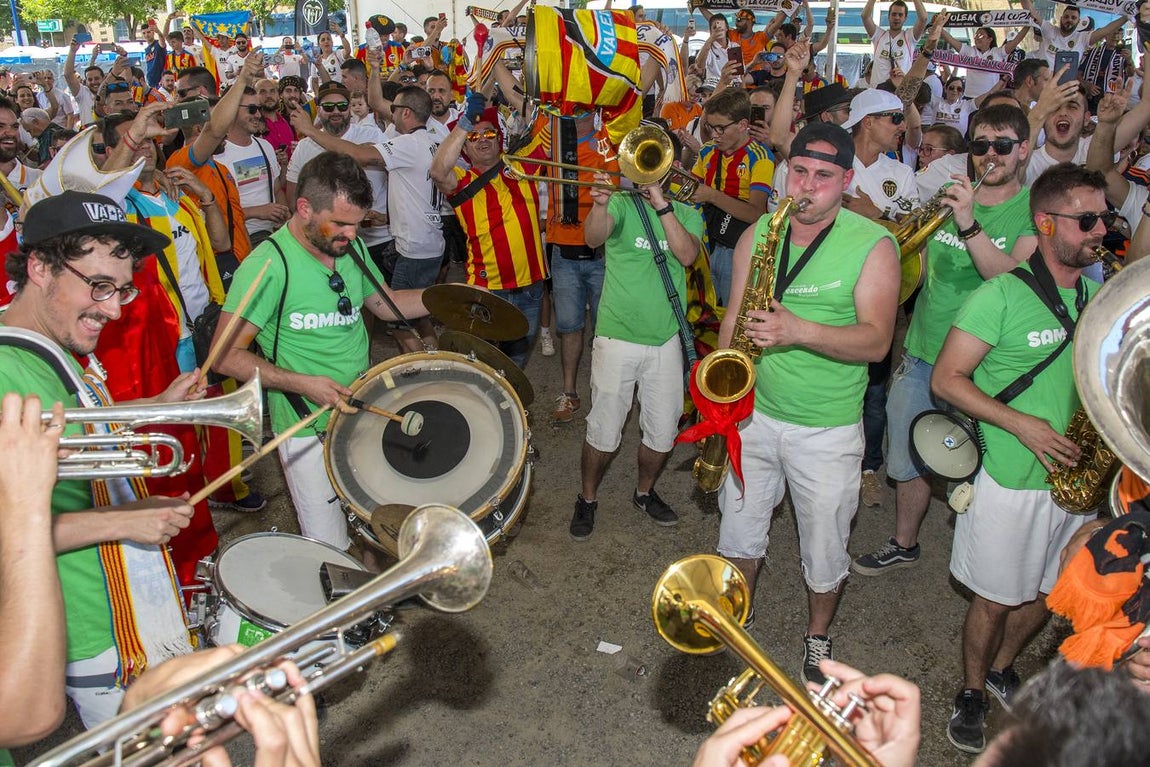 Las aficiones disfrutan de la previa de la Copa del Rey