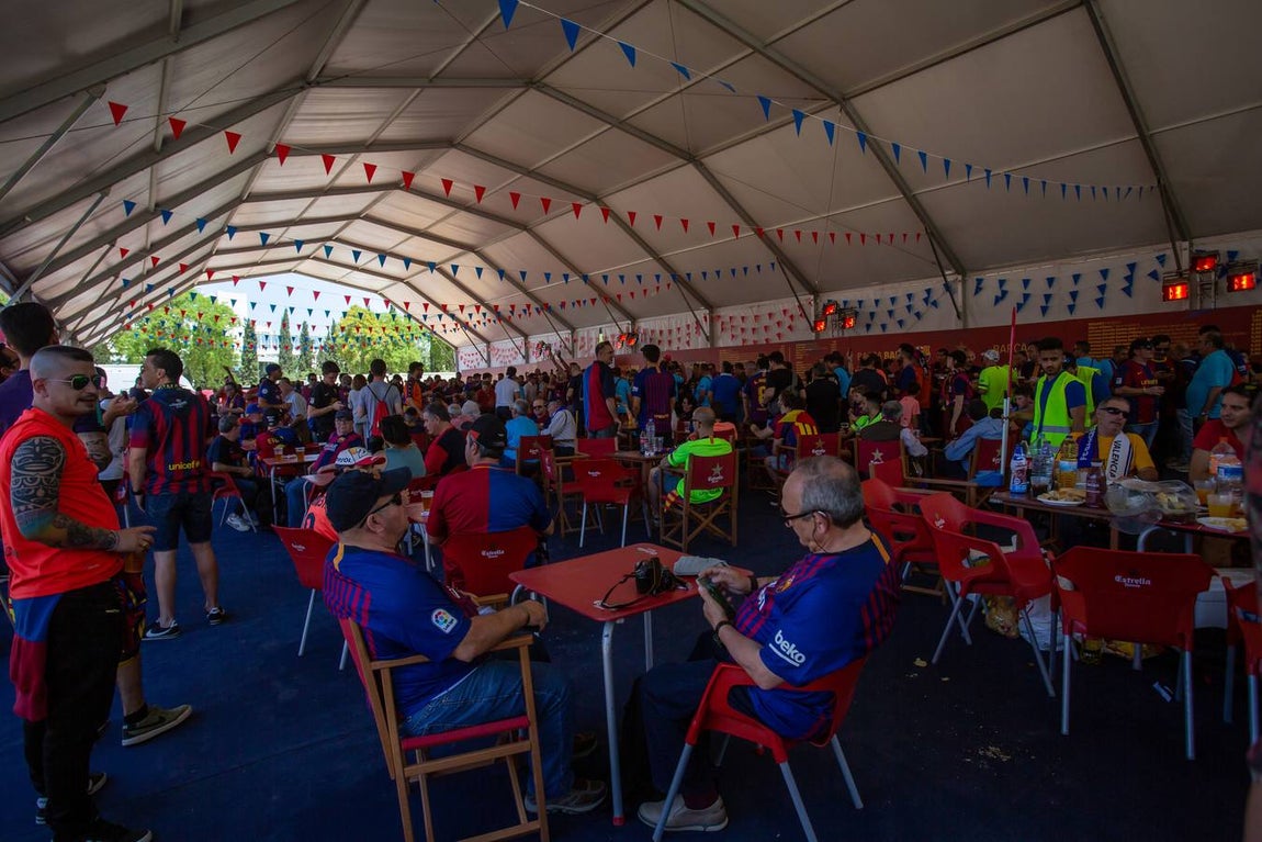 Las aficiones disfrutan de la previa de la Copa del Rey