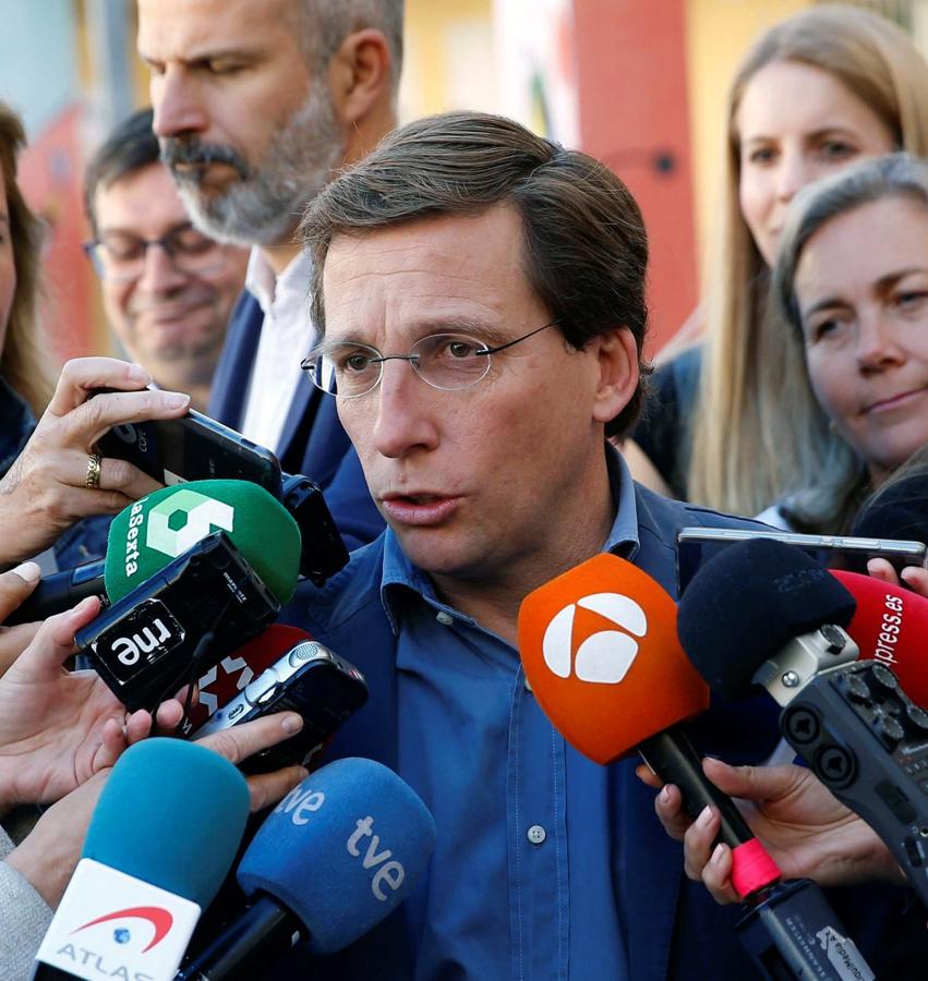 El candidato del PP a la alcaldía de Madrid, José Luis Martínez-Almeida, hace declaraciones tras votar en el Colegio Ortega y Gasset de Madrid.. 