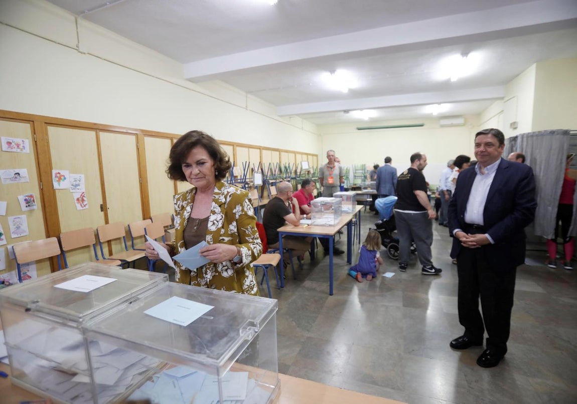 La secretaria de igualdad del PSOE y vicepresidenta del Gobierno en funciones, Carmen Calvo, ejerce su derecho al voto en el colegio Santos Mártires de Córdoba, acompañada del ministro de Agricultura, Pesca y Alimentación, Luis Planas.. 