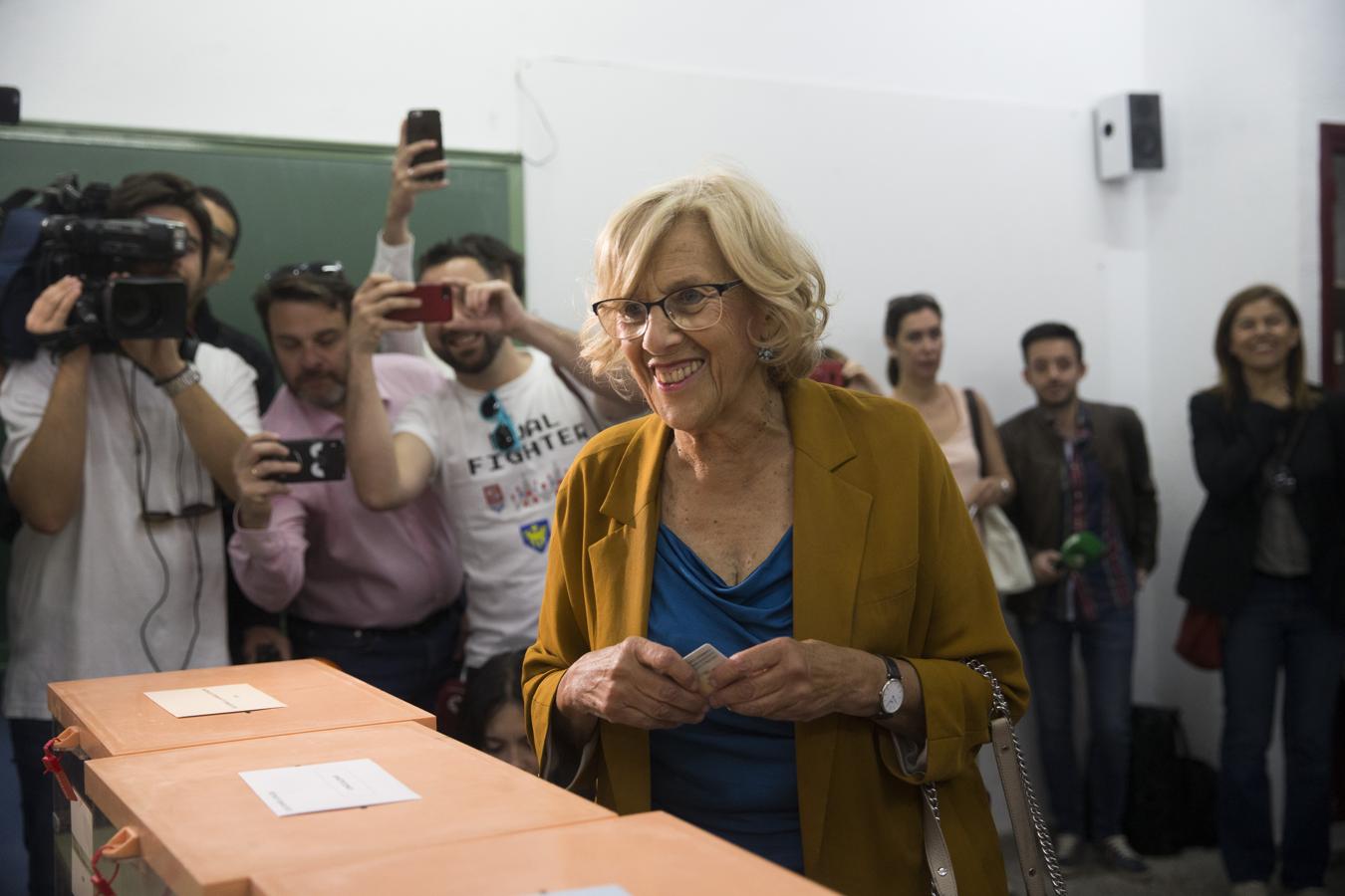 La alcaldesa de Madrid, Manuela Carmena, votando en su colegio electoral de la calle Nápoles.. 