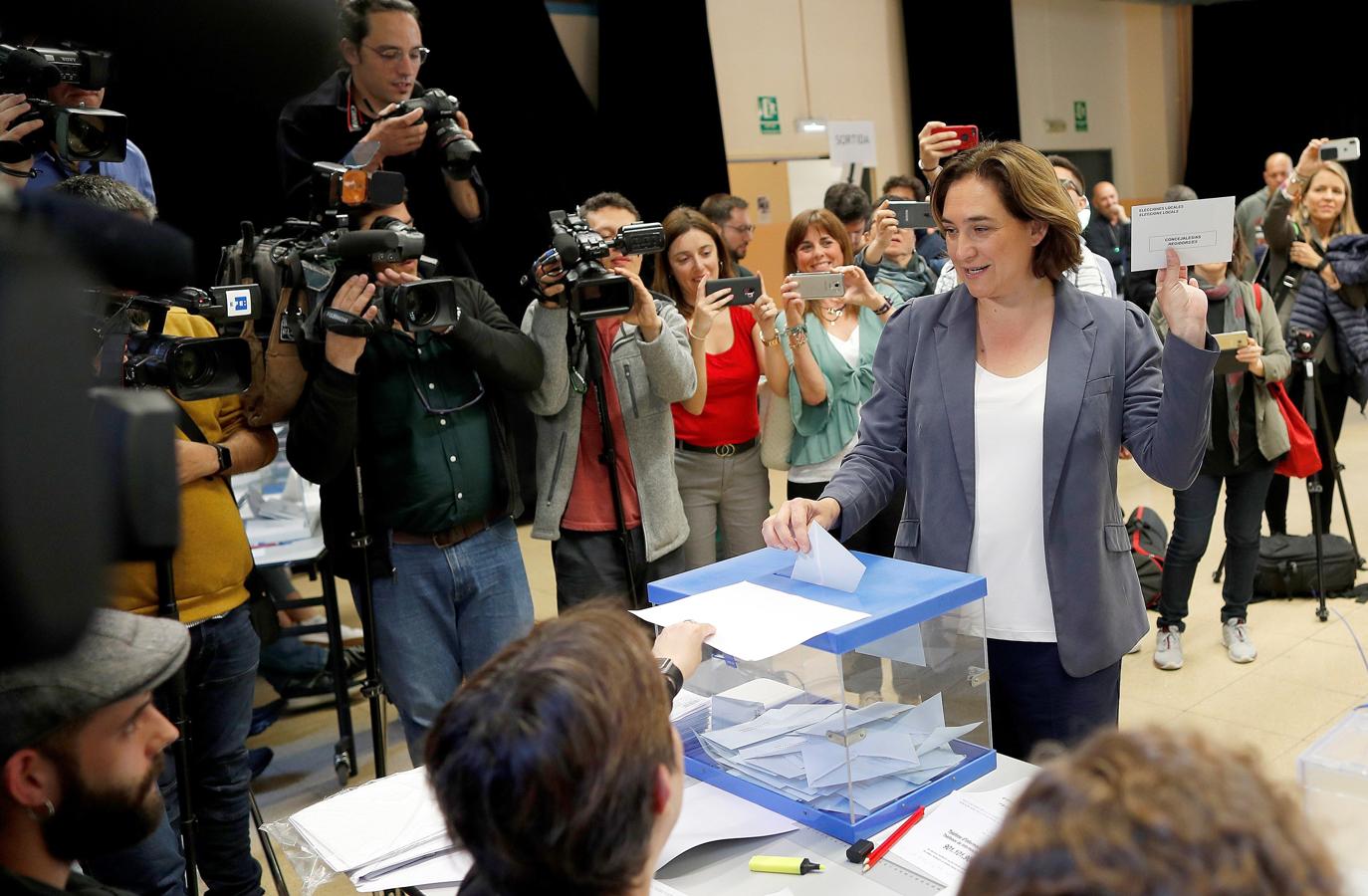 La alcaldesa y candidata de Barcelona en Comú a la reelección, Ada Colau, deposita su voto en el Centro Cívico La Sedeta de Barcelona.. 