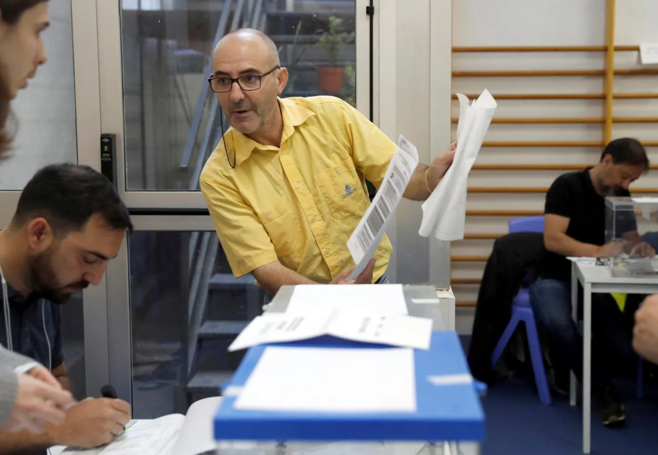 Un funcionario de Correos entrega el voto emitido por correo en la Escuela Mireia de Barcelona.. 