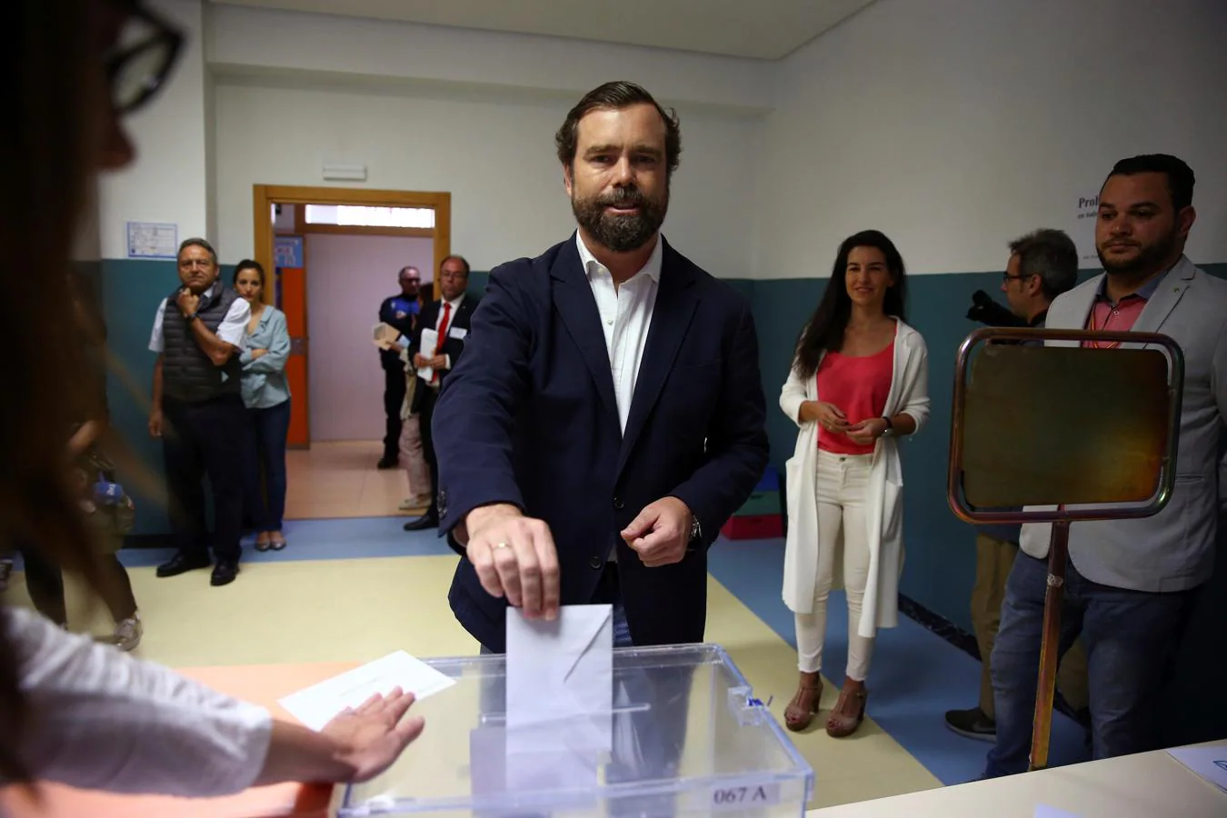 El economista de Vox Iván Espinosa de los Monteros, ha ejercido su derecho al voto en el Colegio San Agustín de Madrid.. 
