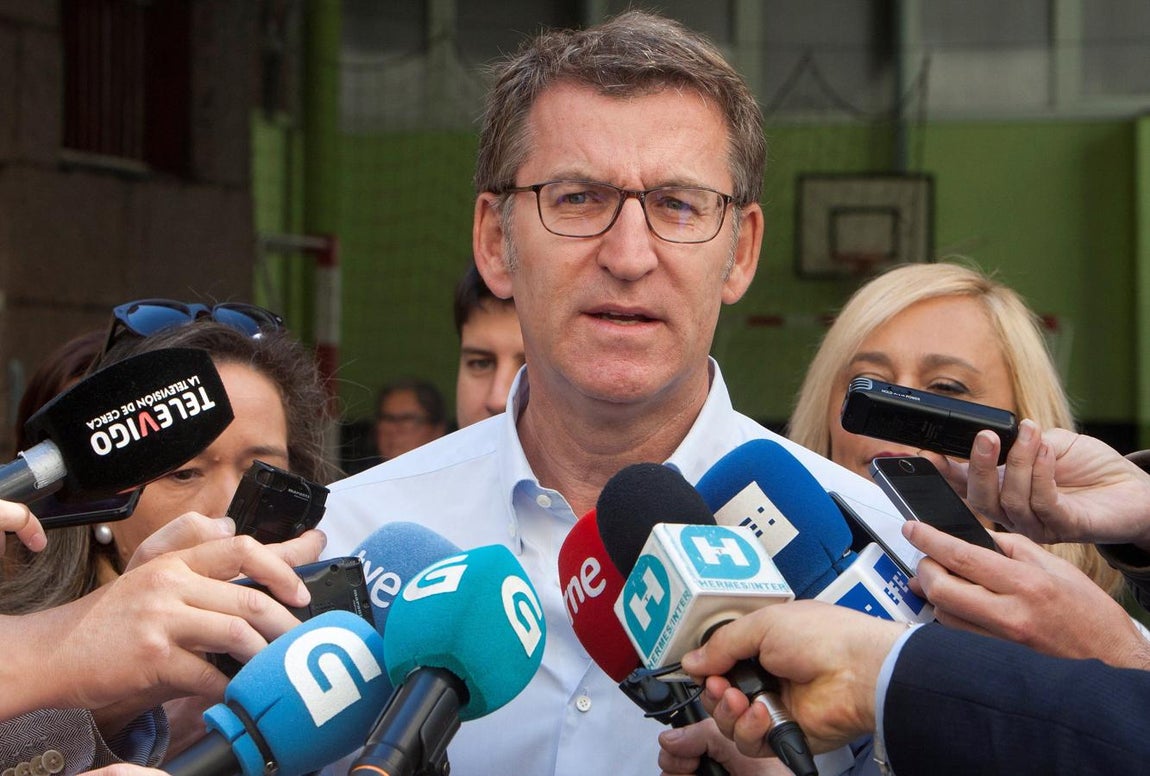 El Presidente de la Xunta de Galicia Alberto Núñez Feijóo, atiende a los medios de comunicación en el Colegio Niño Jesús de Praga de Vigo.. 