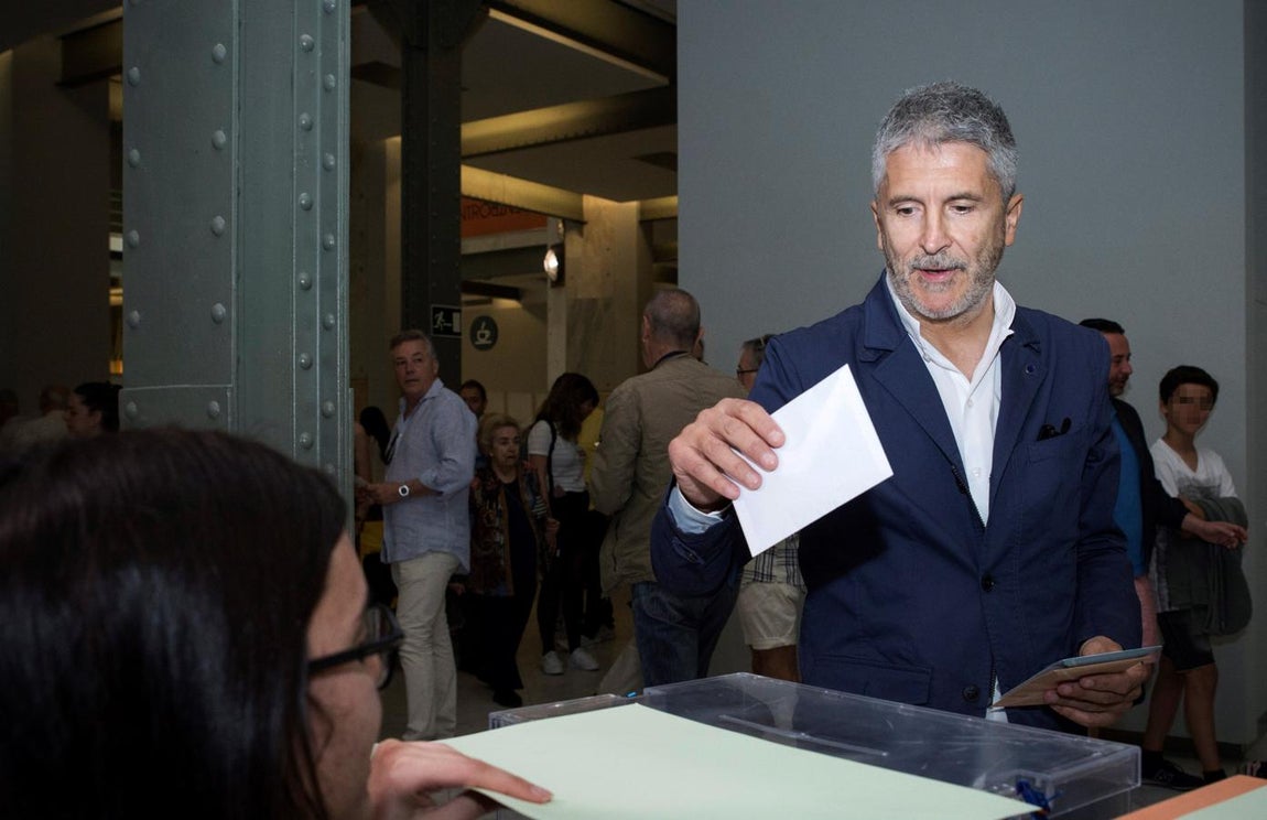 El ministro del Interior en funciones, Fernando Grande-Marlaska, hace declaraciones tras votar en el Palacio de Cibeles de Madrid.. 