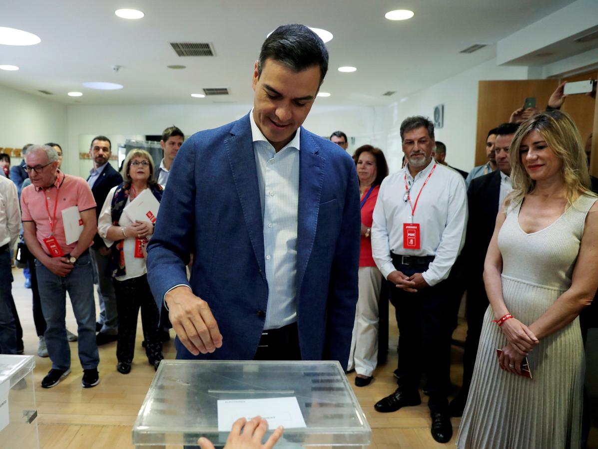 El presidente del gobierno Pedro Sánchez, acompañado de su mujer, Begoña Gómez, vota esta mañana en un colegio de la localidad madrileña de Pozuelo de Alarcón.. 