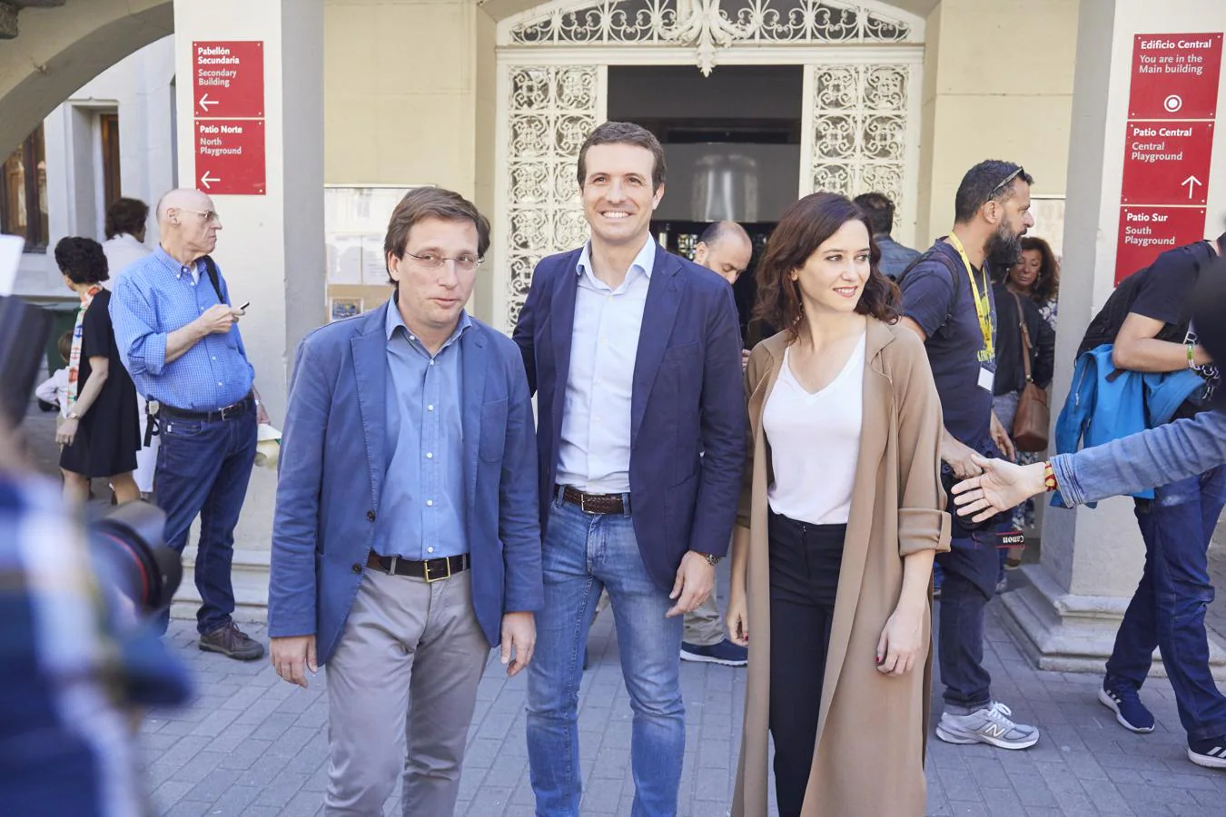 Pablo Casado, líder del PP, acude a votar con el candidato al Ayuntamiento de Madrid, José Luis Martínez-Almeida, y la candidata a la Comunidad, Isabel Díaz Ayuso. 