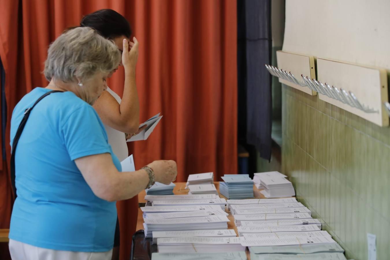 En imágenes, ambiente en los colegios de Sevilla en las elecciones