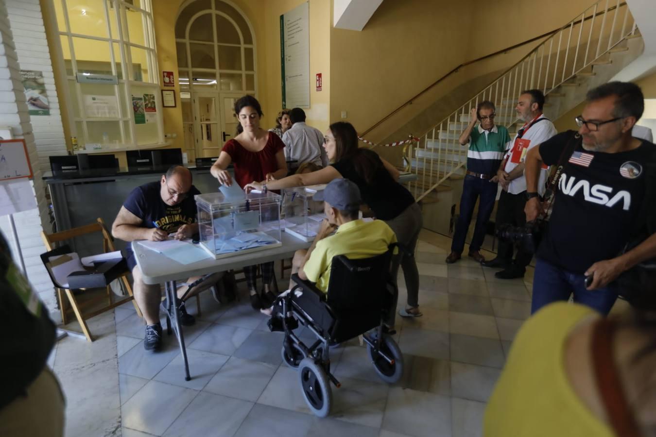 En imágenes, ambiente en los colegios de Sevilla en las elecciones