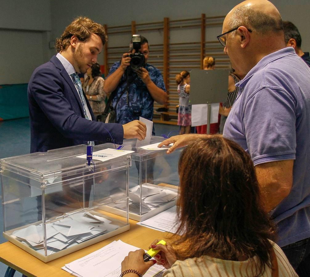 En imágenes, ambiente en los colegios de Sevilla en las elecciones