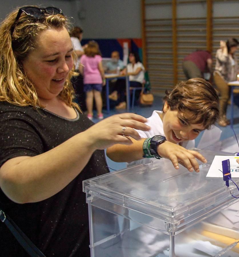 En imágenes, ambiente en los colegios de Sevilla en las elecciones