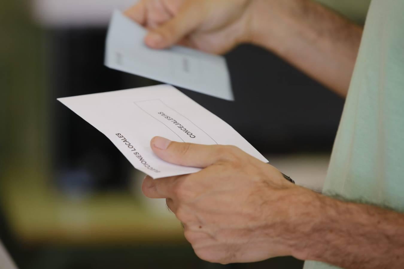 En imágenes, ambiente en los colegios de Sevilla en las elecciones