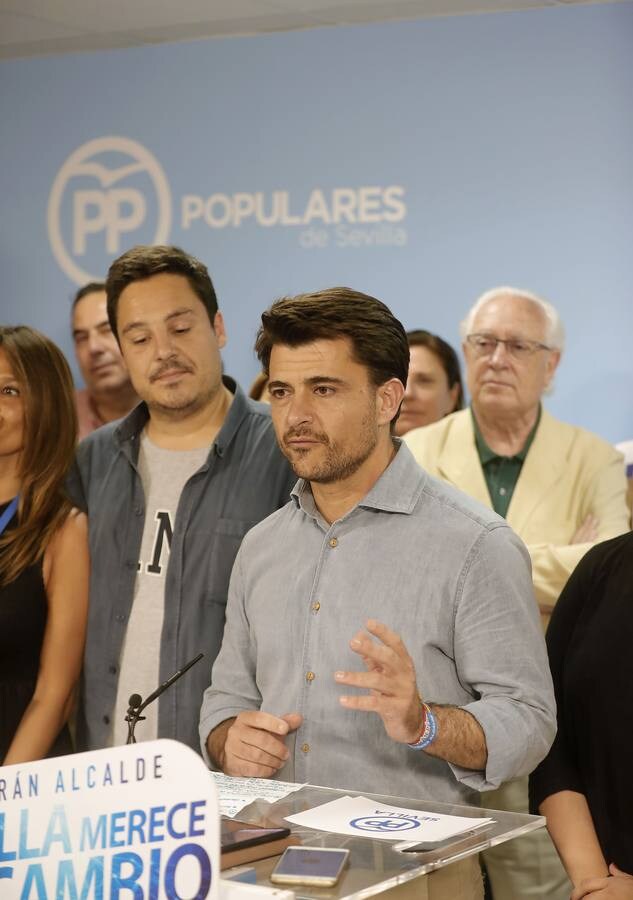 Rostros serios en la sede del PP en Sevilla