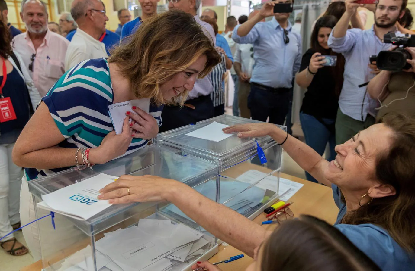La secretaria general de los socialistas andaluces, Susana Díaz, conversa con la presidenta de la mesa mientras ejerce su derecho al voto en las elecciones municipales y europeas.. 