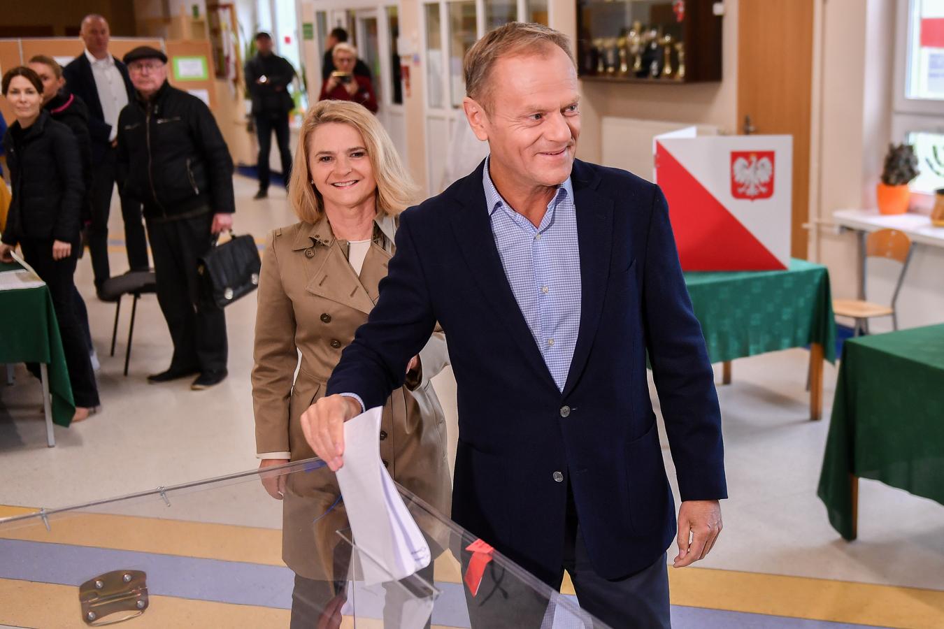 El presidente del Consejo Europeo, Donald Tusk, vota en Sopot (Polonia). 