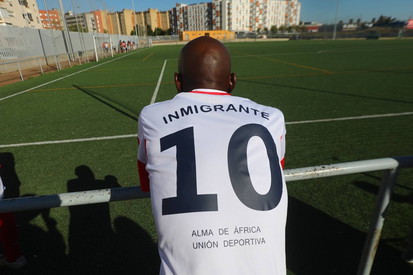 FOTOS: El Alma de África luce insultos racistas en sus camisetas
