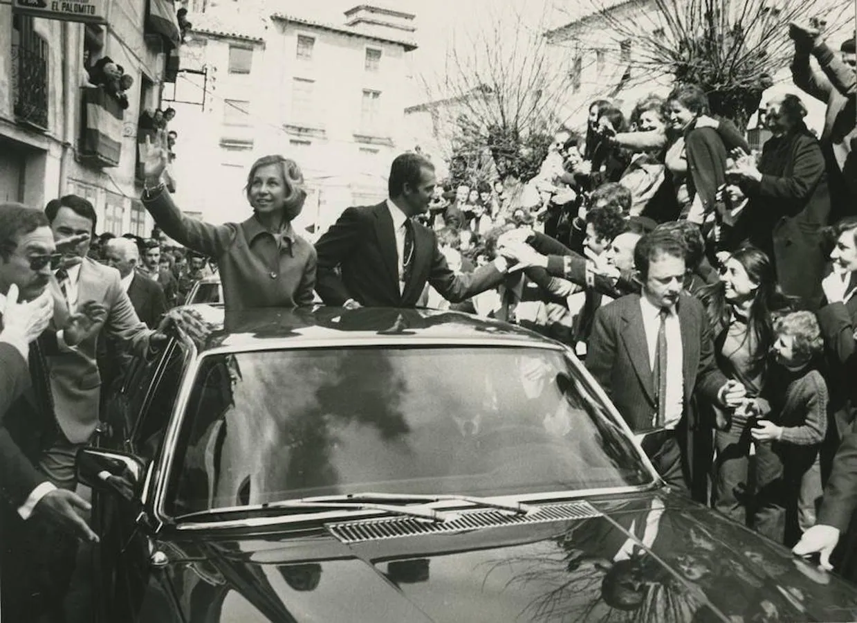 20/04/1978. Los Reyes de España, Don Juan Carlos y Doña Sofía, saludan desde un automóvil descubierto a los vecinos de Sigüenza.. 