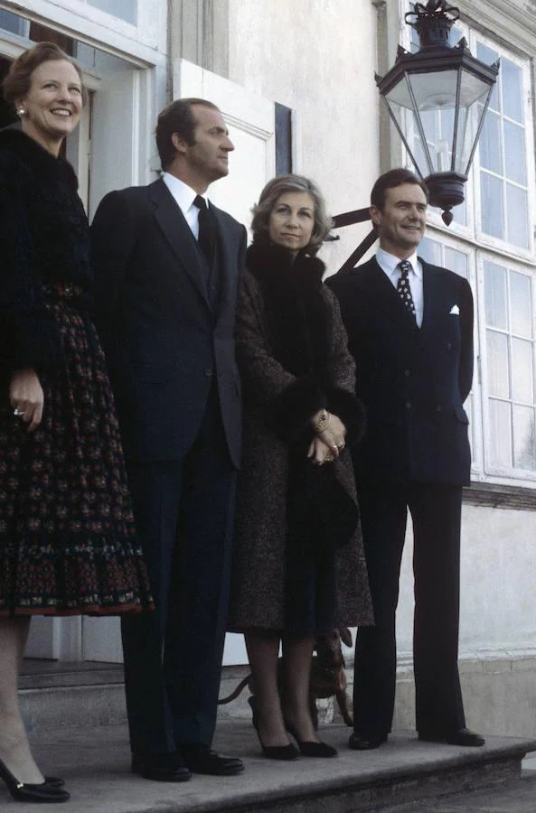 17/03/1980.- El rey Juan Carlos y la reina Sofía posan con la reina Margarita y su esposo el rey Henrick en las escalinatas del Palacio de Fredensborg.. 